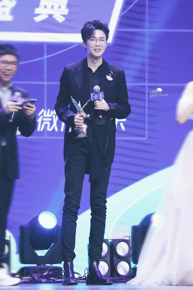一米九男明星的星光之路，挑战极限，自信闪耀
