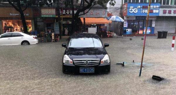 晋江台风最新消息，风雨中的温馨避雨故事与实时更新资讯