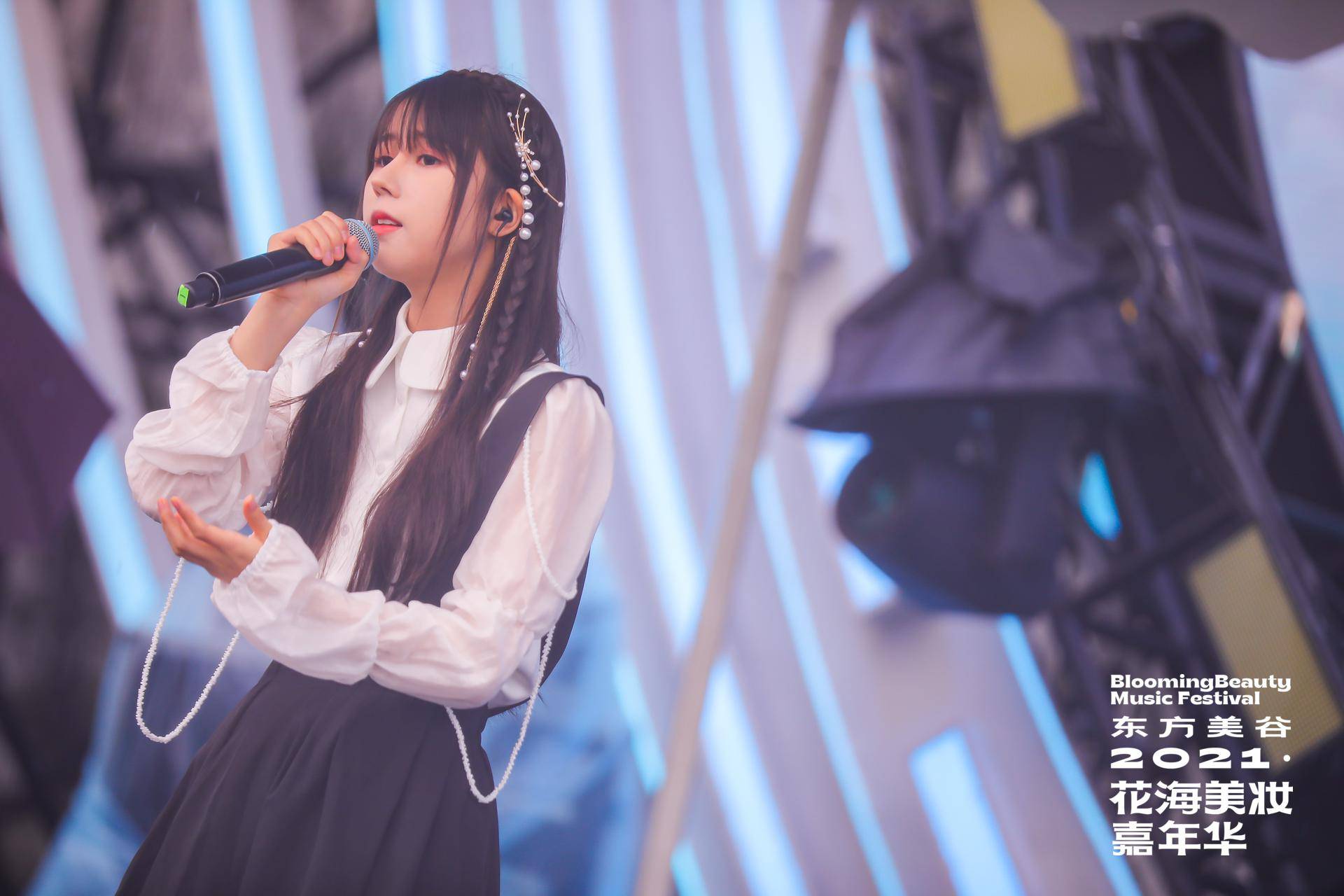 叶辰孙怡最新探索,小巷美食秘境