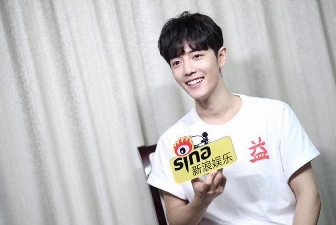 郑允浩最新图片,城市漫步与友情的温馨日常