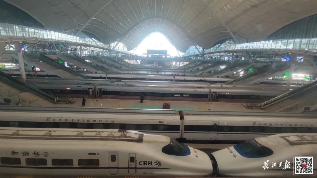 荆门高铁动车最新进展及影响,动态更新与观点碰撞