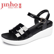 最新凉鞋的日常风尚故事