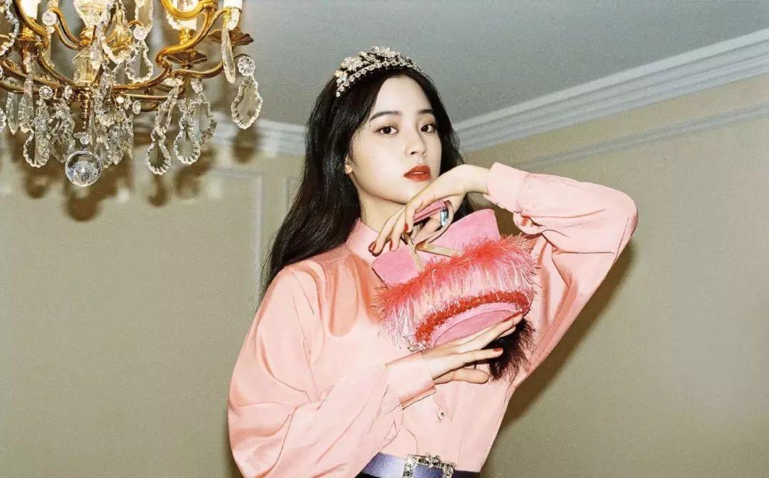 吴宣仪最新时尚照片展现潮流风尚与公众形象风采