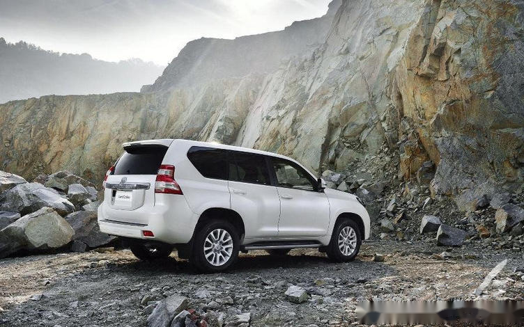 最新款丰田普拉多,小巷深处的探险之旅