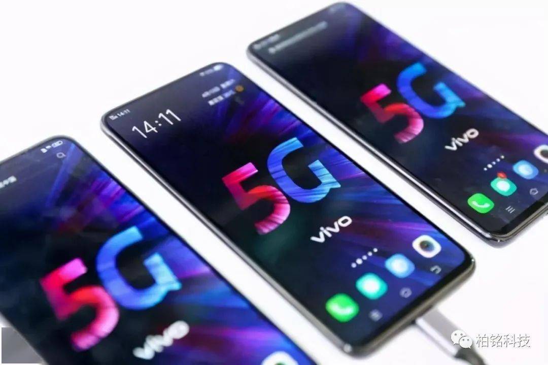 华为最新款5G手机探索小巷隐藏宝藏之旅