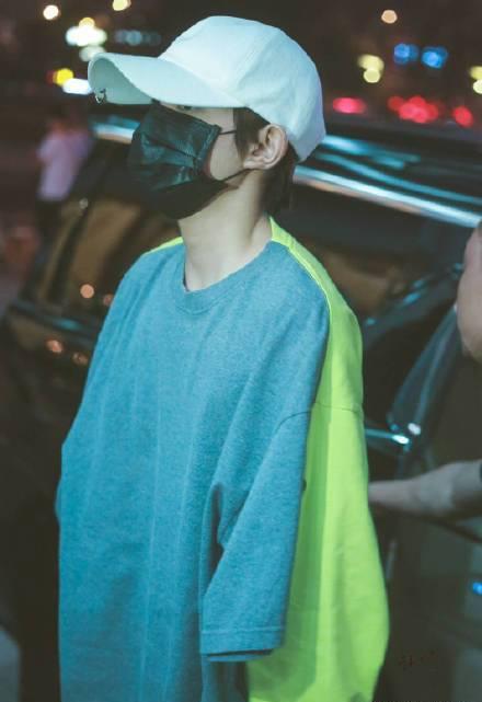 王源最新照片曝光,展现青春活力时尚风采