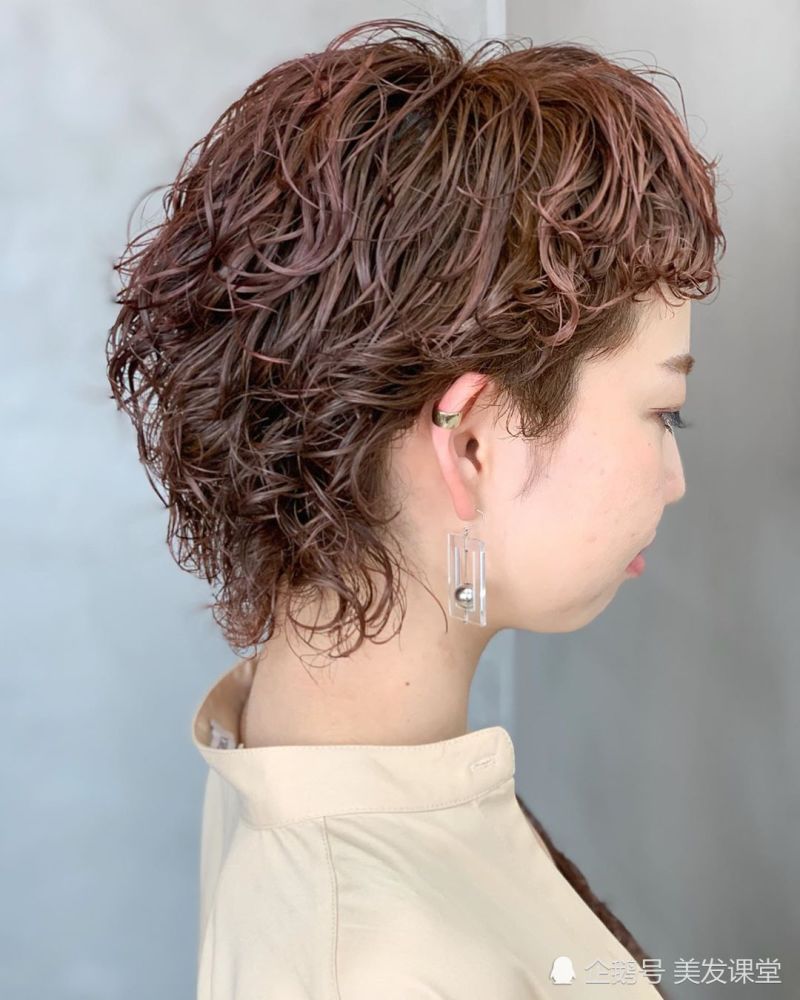 最新流行短发烫发,多元解读时尚潮流,个性表达新风尚