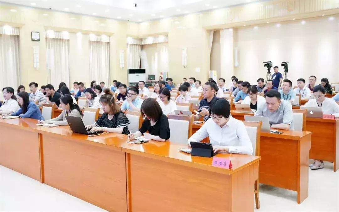 最新广场舞风潮,舞动健康与快乐!