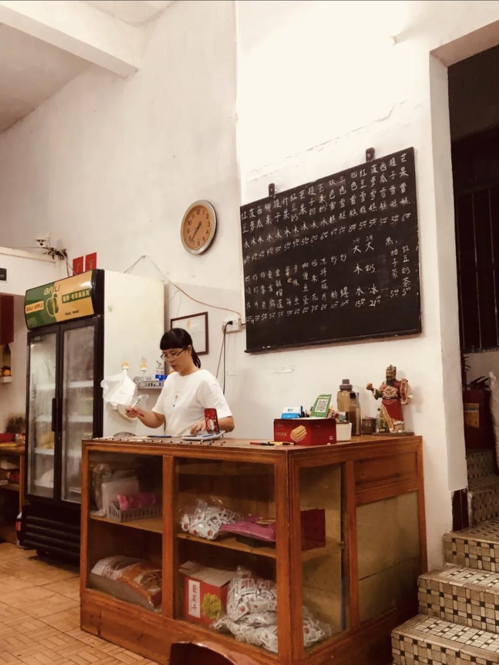 最新党建知识,小巷深处的红色特色小店探索