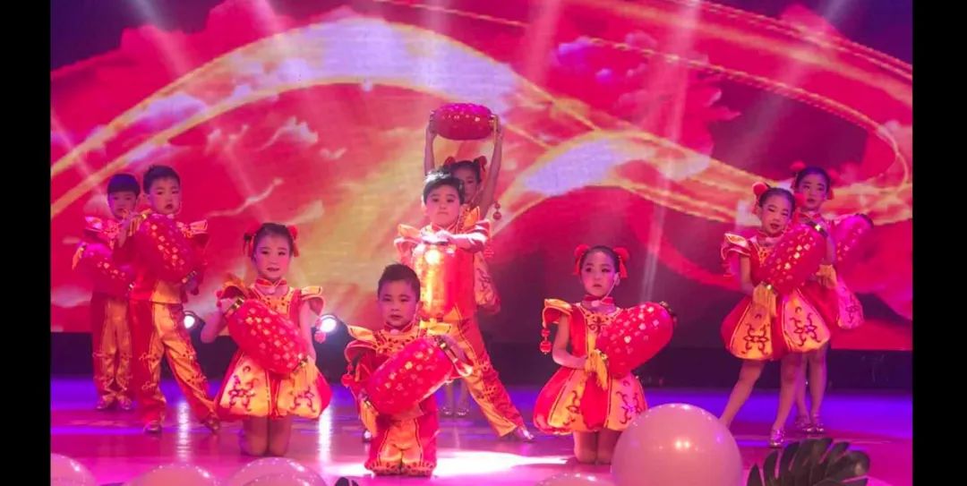 最新小矮人二人转,独特魅力一览无余!